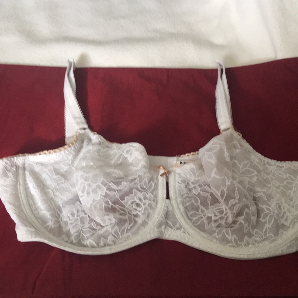 White, lace bra